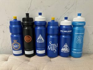 Toimitettuja juomapulloja.